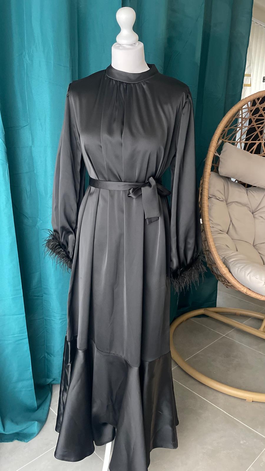 Robe satin à manche plume